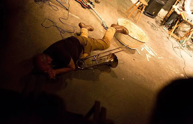 La procesión del perrito faldero a las profundidades del Averno y otros experimentos de J.G.&nbsp;Entonado